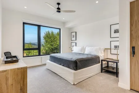 Electric Pass Lodge-Snowmass Village! Luxe Ski in/Ski Out! Pool/Slide, Hot Tub Отели рядом с достопримечательностью «Аспен Сноумасс Ски Резорт»