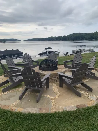 Enjoy a Lake Toxaway Escape at 3 bedroom lakefront condo. Отели в г. Хогбек