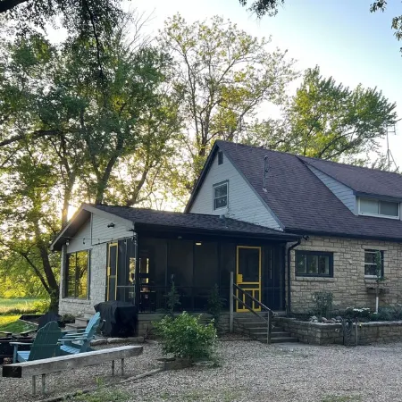 Sherwood Farmhouse: Hot Tub + King Beds + Pet Friendly