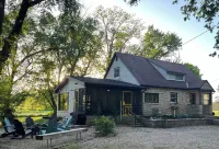 Sherwood Farmhouse: Hot Tub + King Beds + Pet Friendly