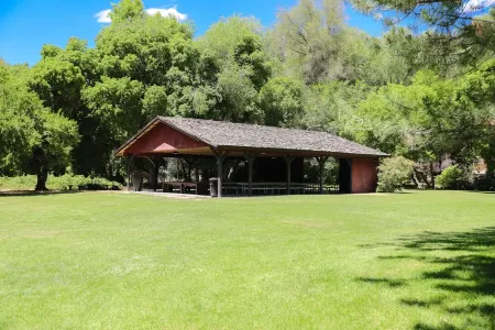 Heart of provo, 4 min to I-15, BYU, UVU, ski slopes Отели в г. Прово