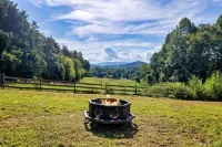 Secluded, renovated, cabin with gorgeous mountain views, firepit, hot tub - con vistas a la montaña