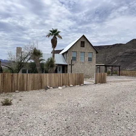 Spacious 4 bedroom home /sleeps 10 /just minutes from State and National Park.