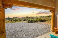 Taos Raven House, gorgeous mountain views between Taos Ski Valley and Taos Plaza