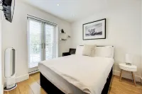 Stunning 4 Bedroom House - Hot tub+Gym - Sleeps upto 8 -Escape London, in London