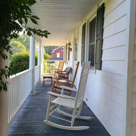 Three bedroom farmhouse,king size beds with country living