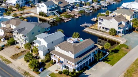 BEAUTIFUL OCEAN ISLE BEACH 7 BEDROOM CANAL HOME