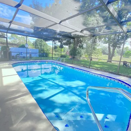 Cheerful 1 bedroom guest suite with pool and yard