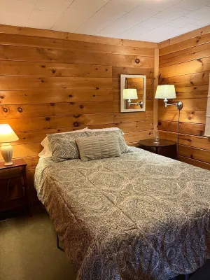 Historic Cottage- near Saratoga- on Summit Lake