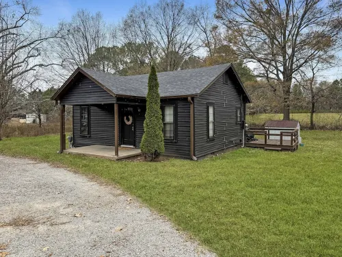 2 minutes from Elvis's Birthplace 5 miles from downtown Tupelo MS.