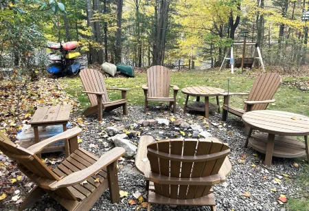 Lakefront Cabin: Romantic Hot Tub, Kayaks, Dock & Gardens -Owls Nest Deep Creek