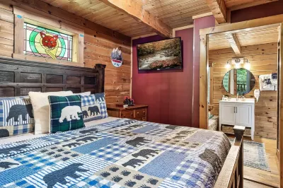 Hot Tub! Close2Downtown/Dollywood/PF! King Bed! Access to Nearby Fishing Pond! Hotels near The Little Chateau