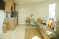 Unique stay in a modern grain bin home 2 miles from the famous hot pools!