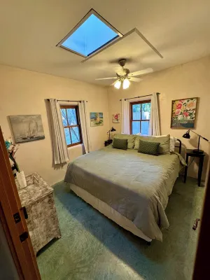 Peaceful/Relaxing. Walking distance to the Taos Plaza, side-walks all the way. Hotels near Twirl