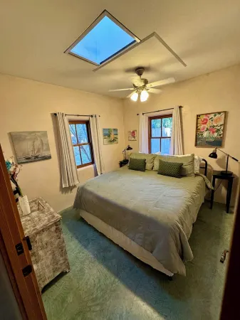 Peaceful/Relaxing. Walking distance to the Taos Plaza, side-walks all the way.