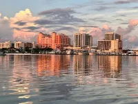 Pool - Pet Friendly - Self Check in - Patio - Full Kitchen - Close to Beaches