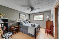 Serene Rustic Haven, Huge Yard & Decks , ZenDen Hotels in Centennial