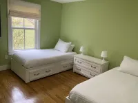 Lakeside luxury: beautiful, relaxing 4 bedroom home Hotel di Trumbull