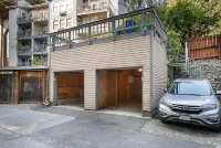 Downtown Fremont Charmer with Parking 프리몬트 호텔