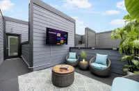 Contemporary-3 Bedroom-Rooftop in the Heart of Downtown Conroe