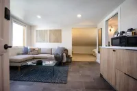 Mountain Modern- NEW- Wildflowers, backs up to Snodgrass Trail & VIEWS of Mt CB