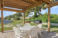 Sunlit Seacove. G-Floor, Walk to Beach, Shops, & Dinning. Private Beach Access.