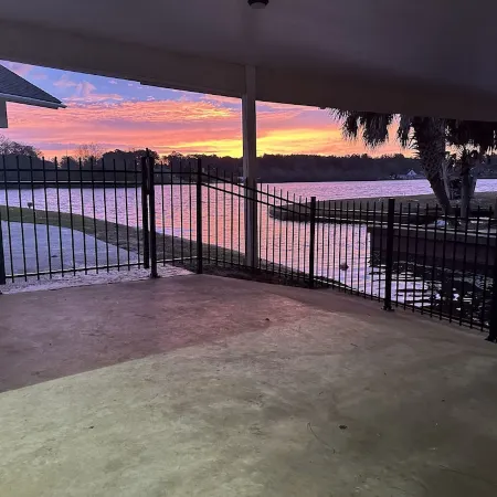 Lake Life Bungalow w/ pool & 3 Kayaks in Baymeadows Estates - Great Fishing!