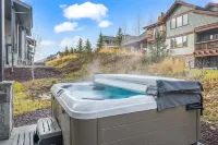 Modern, large, hot tub, lake views! 5 min. to Deer Valley, dedicated work space