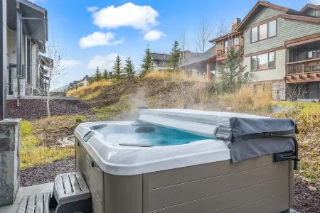 Modern, large, hot tub, lake views! 5 min. to Deer Valley, dedicated work space