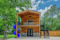 The BLUE SLIDE BUNGALOW on Lake Texoma sleeps up to 8. Relax in luxury. Hotels in Sherman-Denison