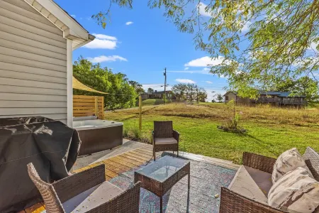 The Luxe/Hot Tub/Putt Putt/10 Miles Shaker Village