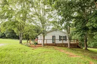 Ruth's Cottage at Addis Acres/Newly Renovated/Firepit/Private Pond/2BR/2BA/Deck Hotels in Spalding County