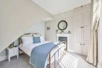 Charming Three Story Townhouse footsteps away from the historic harbour.