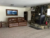 Log Cabin with Mountains and Lake View, enjoy relaxing in the hot tub Hotels in Cohoe