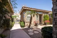 Luxury, spacious, spa home, sleeps 8, Chef Kitchen, office, plus sep. casita. Hotel in zona Palm Desert Palms