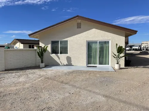 Amazing views, pool, walk to hiking/biking, 5 mins to the new Riviera Marina.