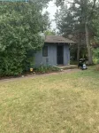 Cozy cabin, lake view, screened porch, 100 steps to the areas best beach.