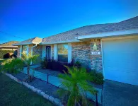 The Beach House-2 miles from beach, ping pong, king bed!