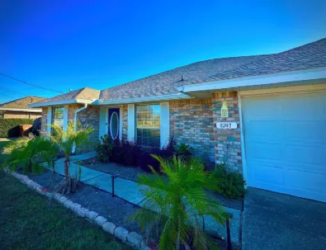 The Beach House-2 miles from beach, ping pong, king bed! 鄰近Island Style的酒店