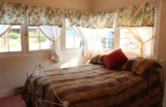 2BR Mountain Cabin - with Hot out the oven Baked Breakfast each morning!!