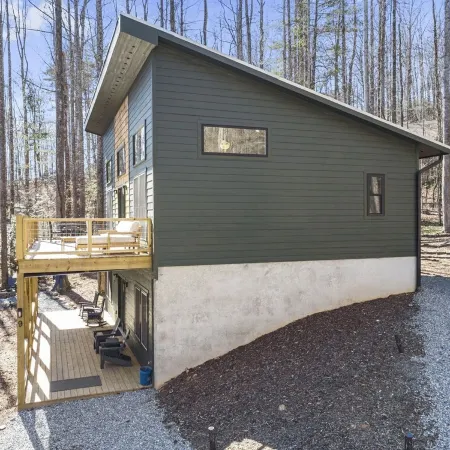 NEW Mountain Modern Hideaway! - Walk to Disc Golf