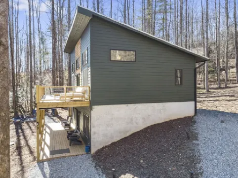 NEW Mountain Modern Hideaway! - Walk to Disc Golf