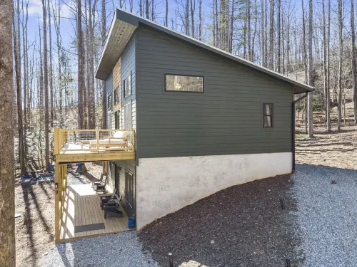NEW Mountain Modern Hideaway! - Walk to Disc Golf