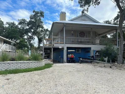 Beautiful Waterfront Home on Deepwater Canal. Easy Access to the Gulf. 7 마일 루프 트레일헤드 크리스털 리버 프리저브 주립공원 주변 호텔