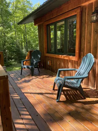 Beautiful log cabin on the Pendleton Creek!