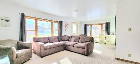 *Bumble Town Retreat: The gateway to your Keweenaw Adventure and Tranquility* Отели в г. Куино Каунти