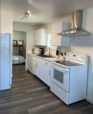 Charming 2-bedroom cottage with WiFi and AC in brilliant Pelican Lake