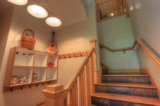 Canyon Lodge- - 8 Acres - Sleeps 10