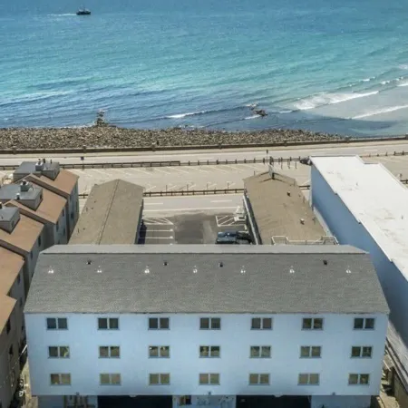 Ocean views from every window.  5min walk to the quiet end of the beach!