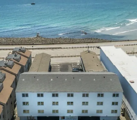 Ocean views from every window.  5min walk to the quiet end of the beach! Отели рядом с достопримечательностью «Casino Ballroom»